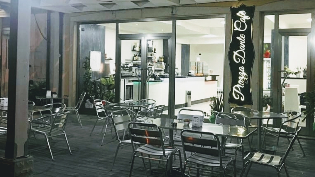 Piazza dante café