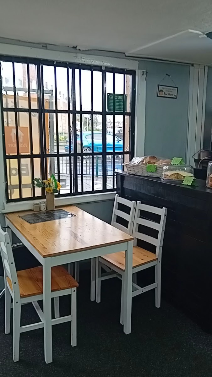 Beez kneez cafe