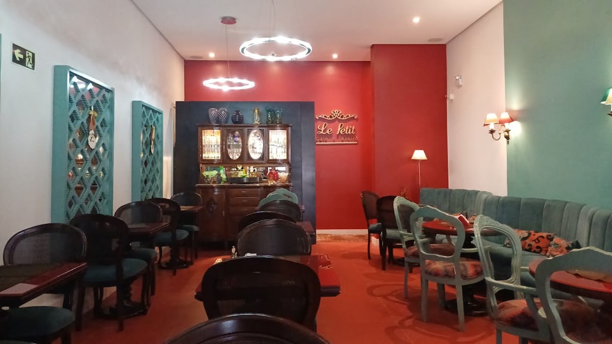Le Petit Café E Bistro