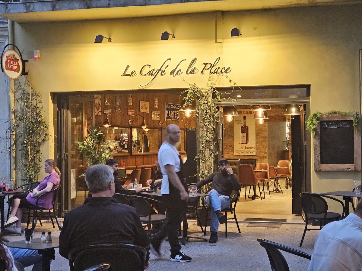Le café de la place