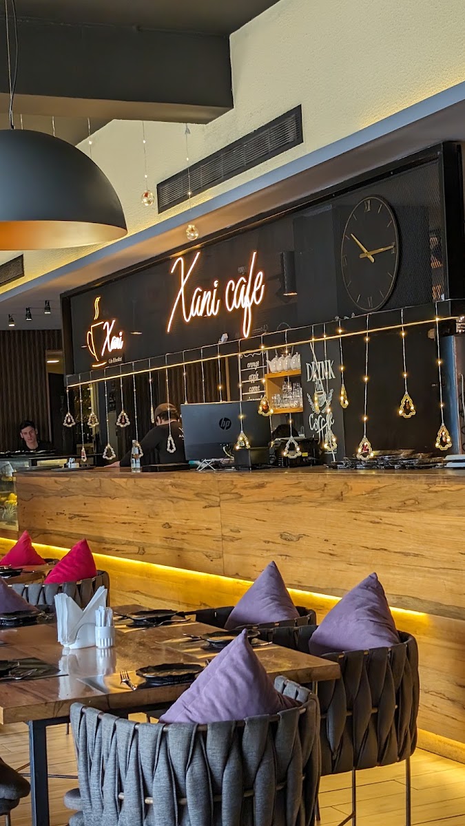 Xani Cafe & Beakfast.