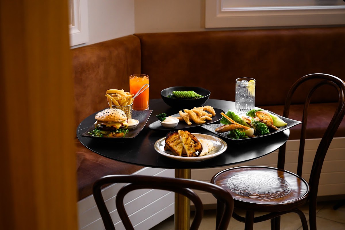 Tides Cafe & Bar at the Deep Blue