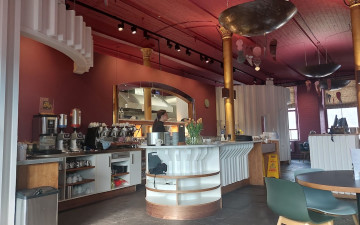 Cafe in to the Opera