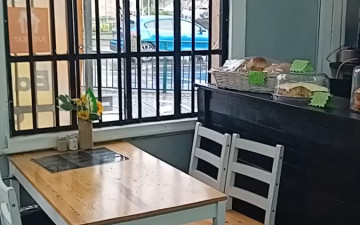 Beez kneez cafe