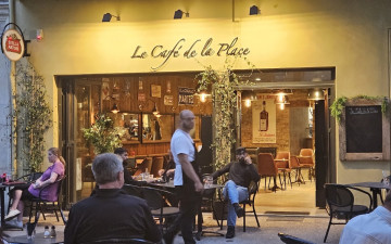 Le café de la place