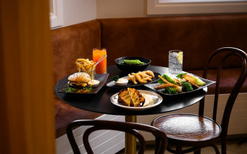 Tides Cafe & Bar at the Deep Blue